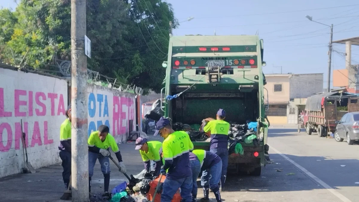 Las autoridades realizan limpieza en barrios del sur de Guayaquil.