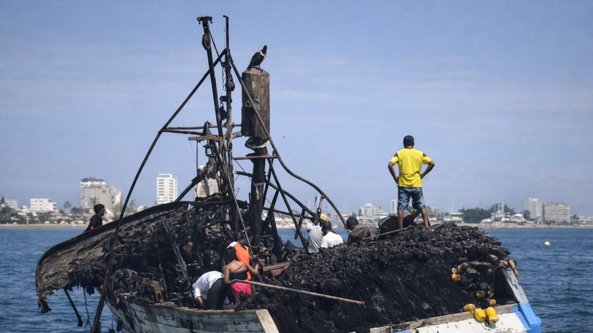Así terminó el barco que se incendió la mañana de este domingo en el muelle del cantón La Libertad