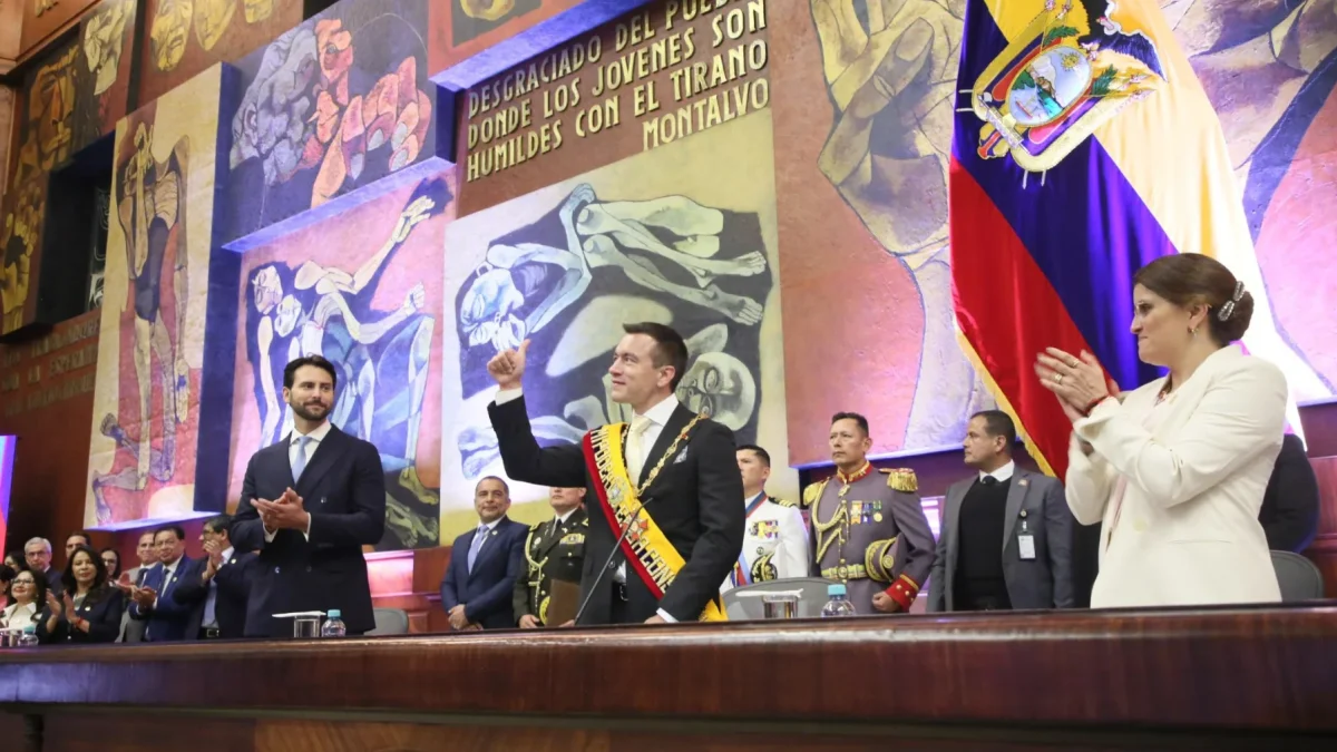 Daniel Noboa en el centro. De izquierda a derecha, Niels Olsen, presidente de la Asamblea; y María José Pinto, vicepresidenta de la República.