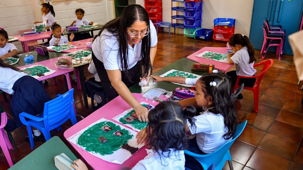 La organización trabaja con estudiantes provenientes de sectores vulnerables de Guayaquil y promueve un modelo educativo basado en la participación familiar, la inclusión y el acompañamiento integral.