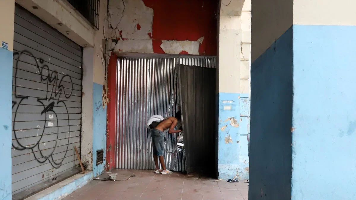 Ni las detenciones frenan los saqueos en el edificio Multicomercio