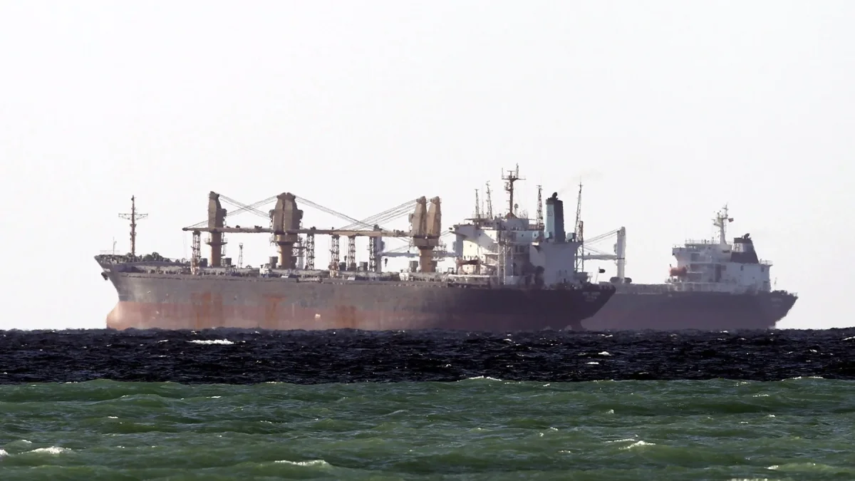 Imagen de archivo de un petrolero cruzando el Estrecho de Ormuz, en Omán.