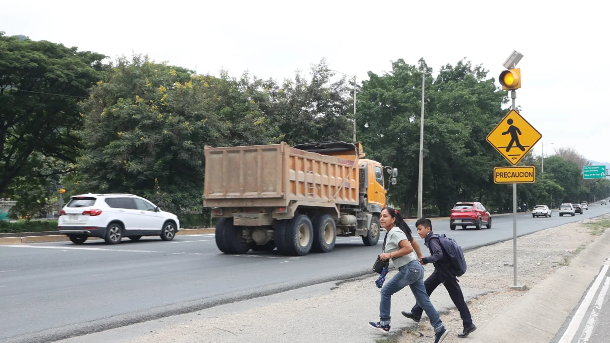 Escena. En el sector, la mayoría de ciudadanos cruza corriendo la vía a la costa. Más adelante hay dos uniformados y un paso cebra casi borrado.