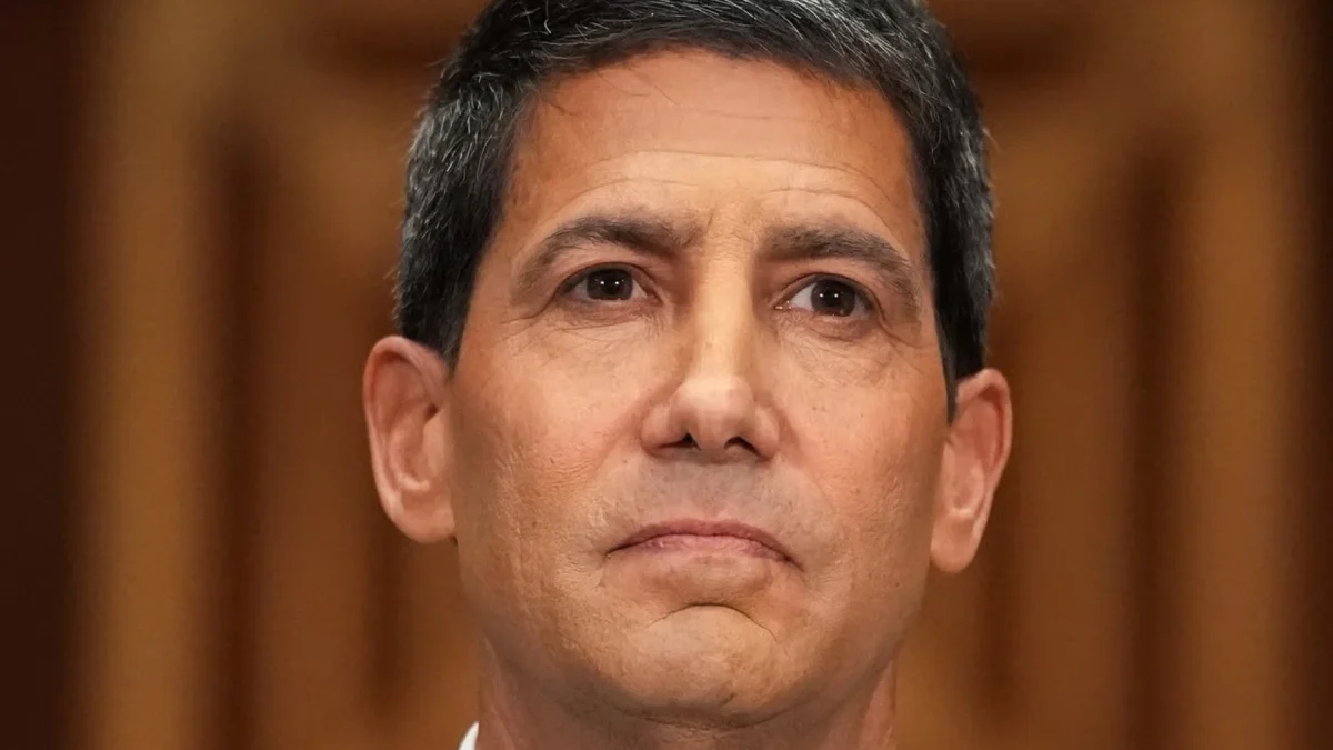 Kevin Warsh, nuevo presidente de la Reserva Federal, enfrenta desafíos económicos.