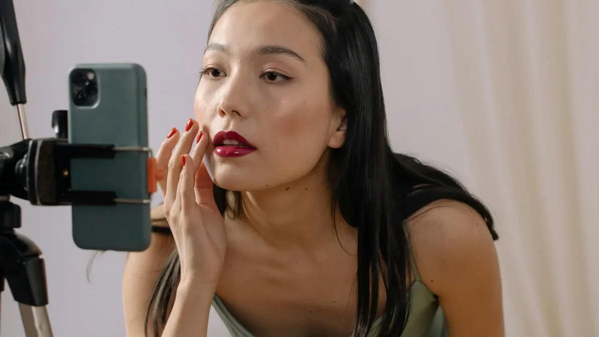 Los usuarios están saturados de contenidos que muestran pieles perfectas y maquillajes impecables.