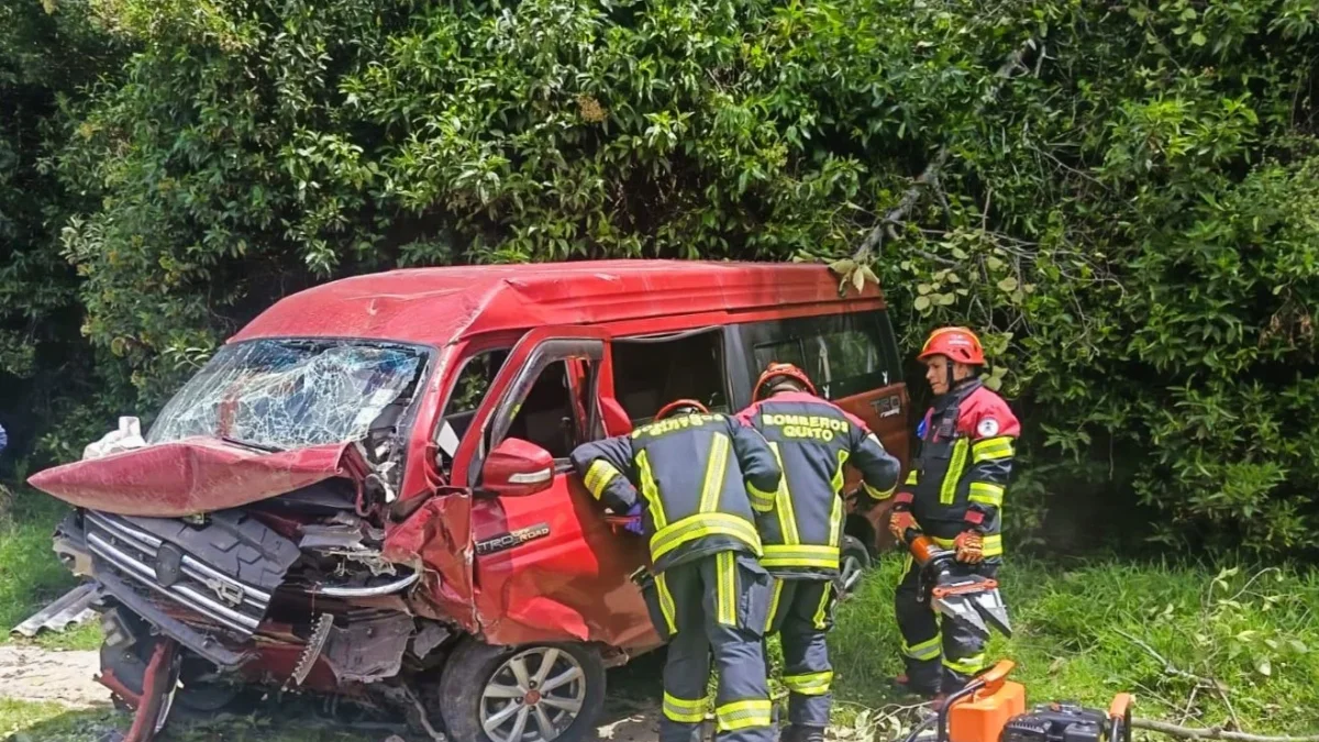 Personal del Cuerpo de Bomberos de Quito rescató a una persona atrapada tras el accidente en La Legarda.