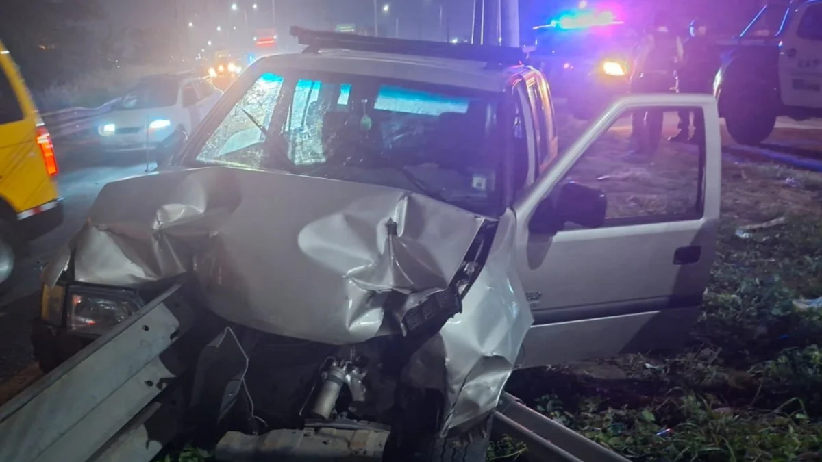 Vehículo impacta contra la barrera metálica en la vía Perimetral, mientras policías y personal de auxilio atienden la emergencia.