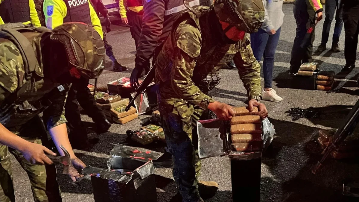 Decomisan 140 paquetes de marihuana ocultos en bus interprovincial en Baños de Agua Santa