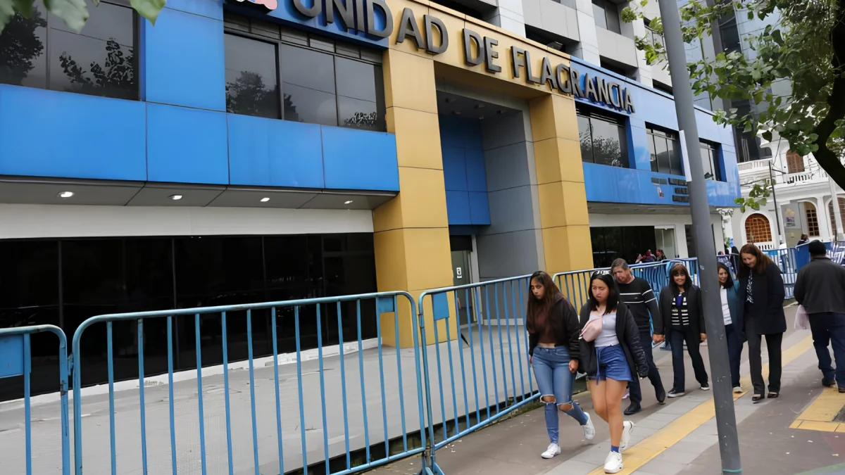 Referencial.Ciudadanos transitan frente a la Unidad de Flagrancia en Quito, donde se conoció la condena por violencia de género.”