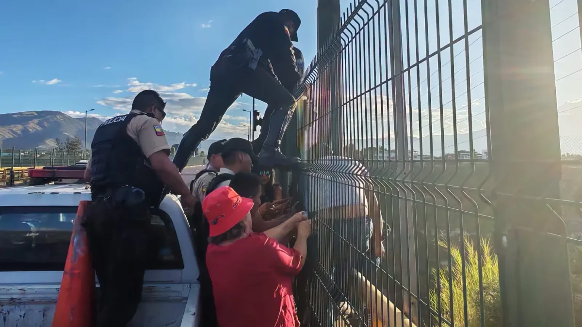 La Policía Nacional evitó una tragedia en el puente del Chiche Nuevo, en el nororiente de Quito.