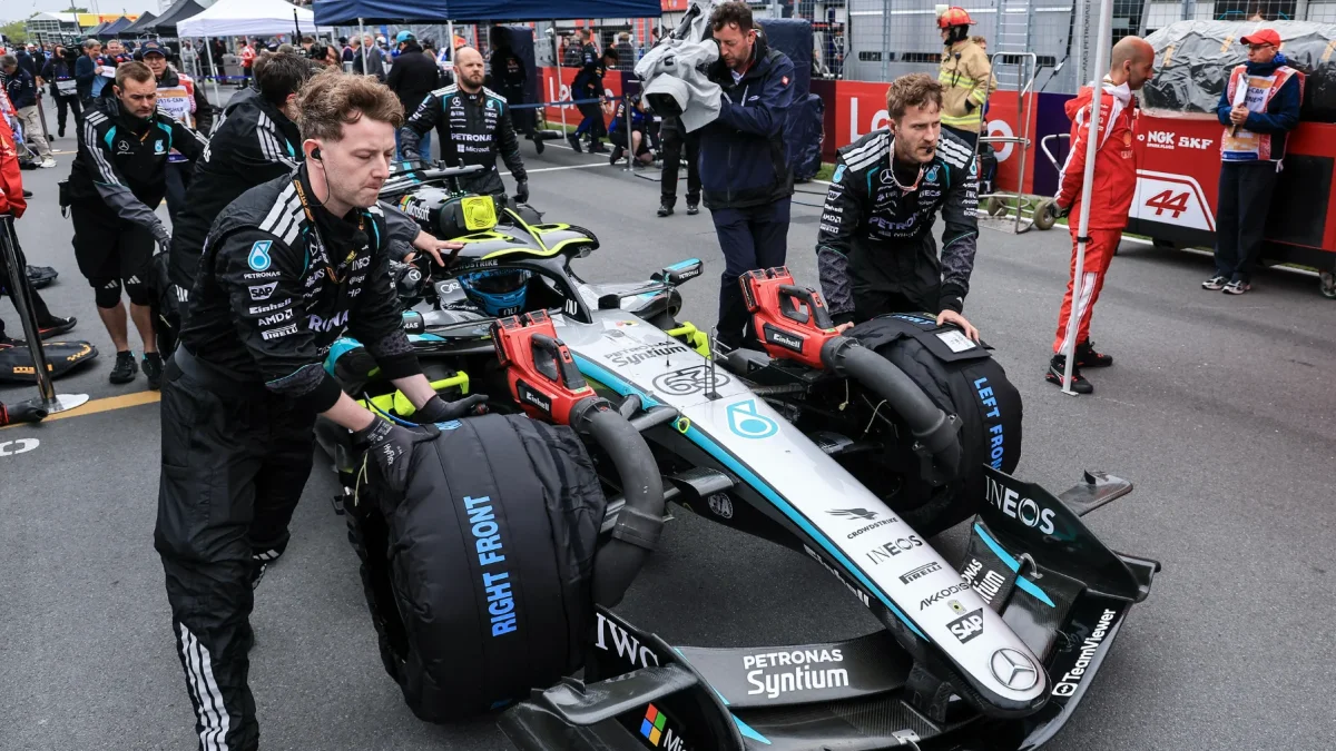 El piloto italiano George Rusell, de Mercedes, es empujado hasta la parrilla de salida antes del Gran Premio de Canadá de Fórmula 1 en el Circuito Gilles Villeneuve en Montreal, Canadá.