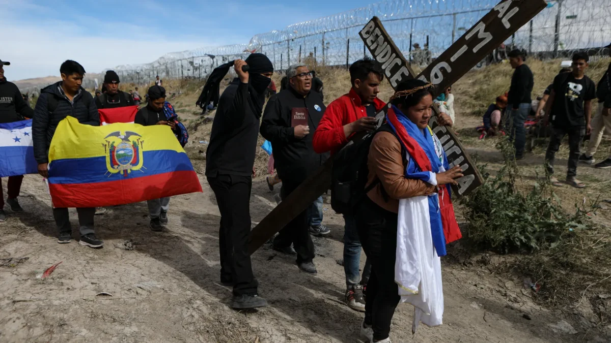 Migrantes ecuatorianos en una simulación del Vía Crucis de Jesucristo, en la frontera con El Paso, Texas, durante el Viernes Santo, vista desde Ciudad Juárez, México, el 29 de marzo de 2024.