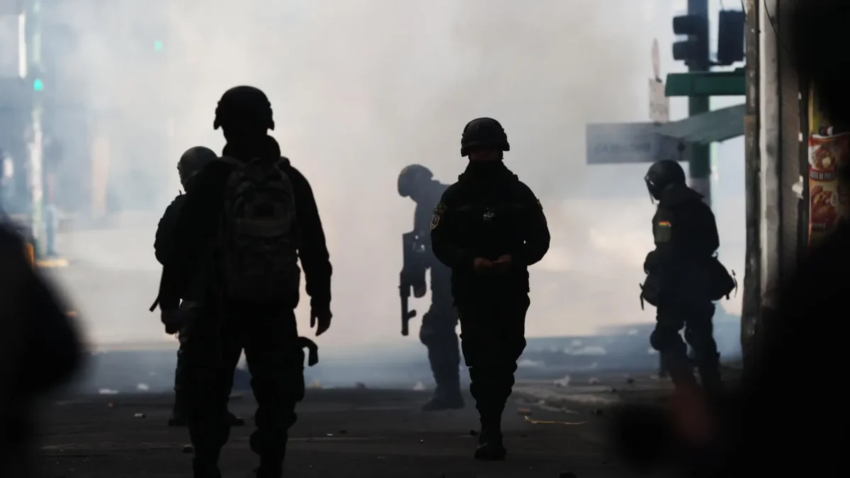 Integrantes de la Policía de Bolivia reaccionan durante una jornada de protestas que exigen la renuncia del presidente de Bolivia, Rodrigo Paz, este lunes en La Paz (Bolivia).