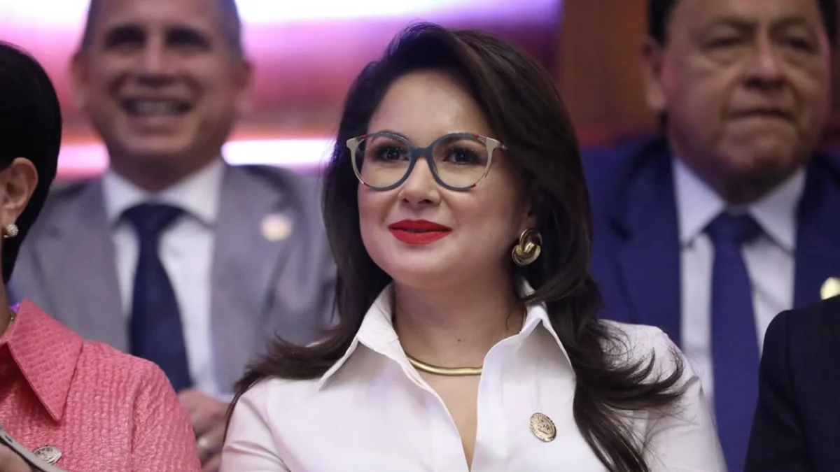 Imagen referencial de la ministra Nataly Morillo, quien afirmó la compra directa de fármacos a la India y la reestructuración de la distribución hospitalaria.