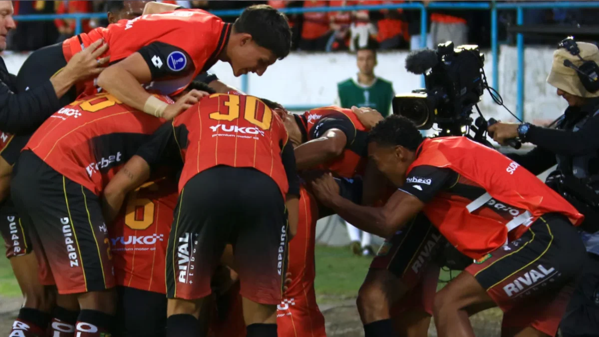 Jugadores del Deportivo Cuenca celebran un gol.