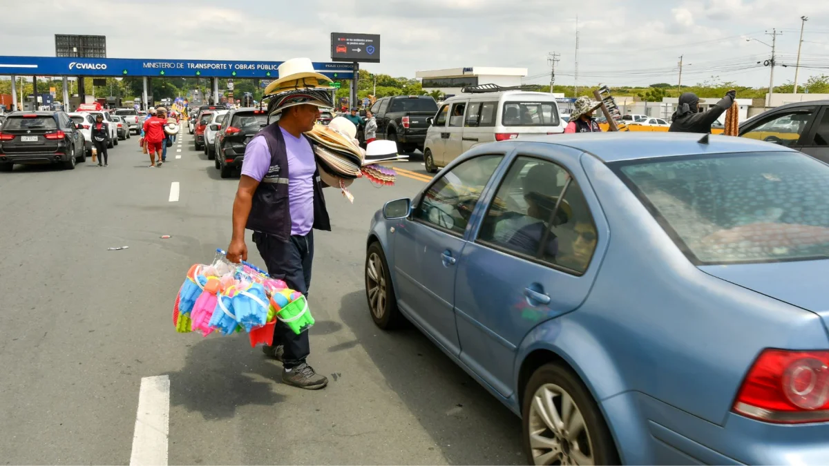 Los comerciantes aprovechan el paso de viajeros en el peaje de vía a la costa, en los feriados, para ofrecer diversos productos.