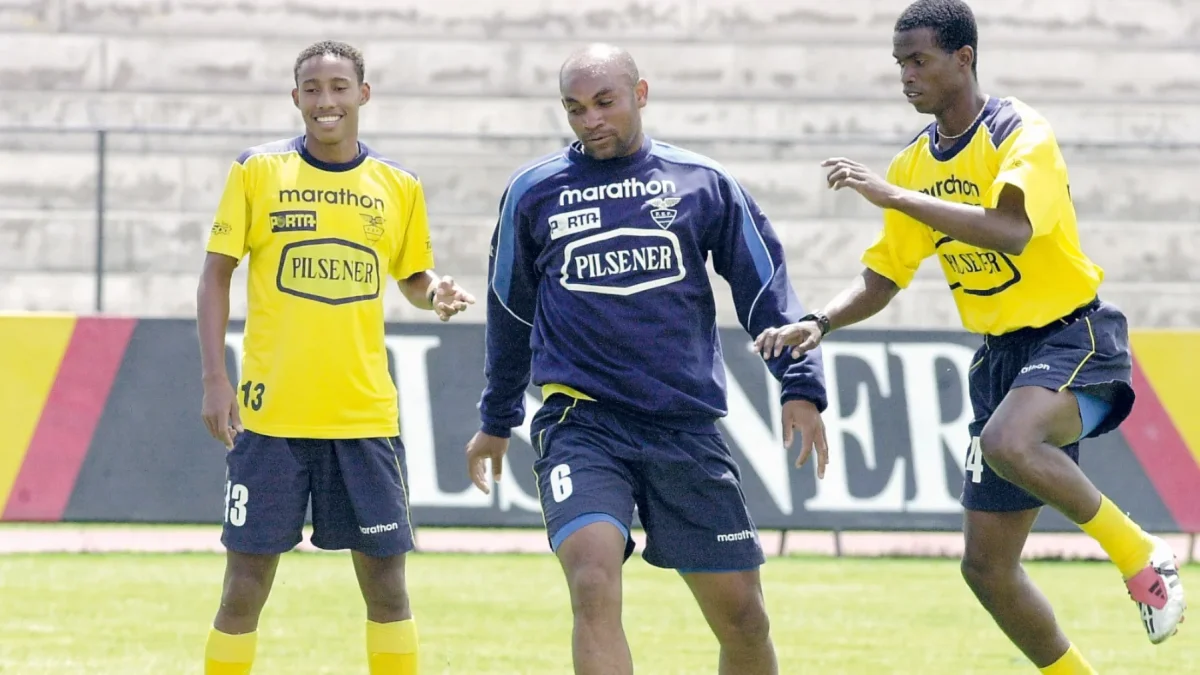 El histórico exfutbolista Raúl Guerrón dirige un entrenamiento junto a juveniles de Barcelona Sporting Club
