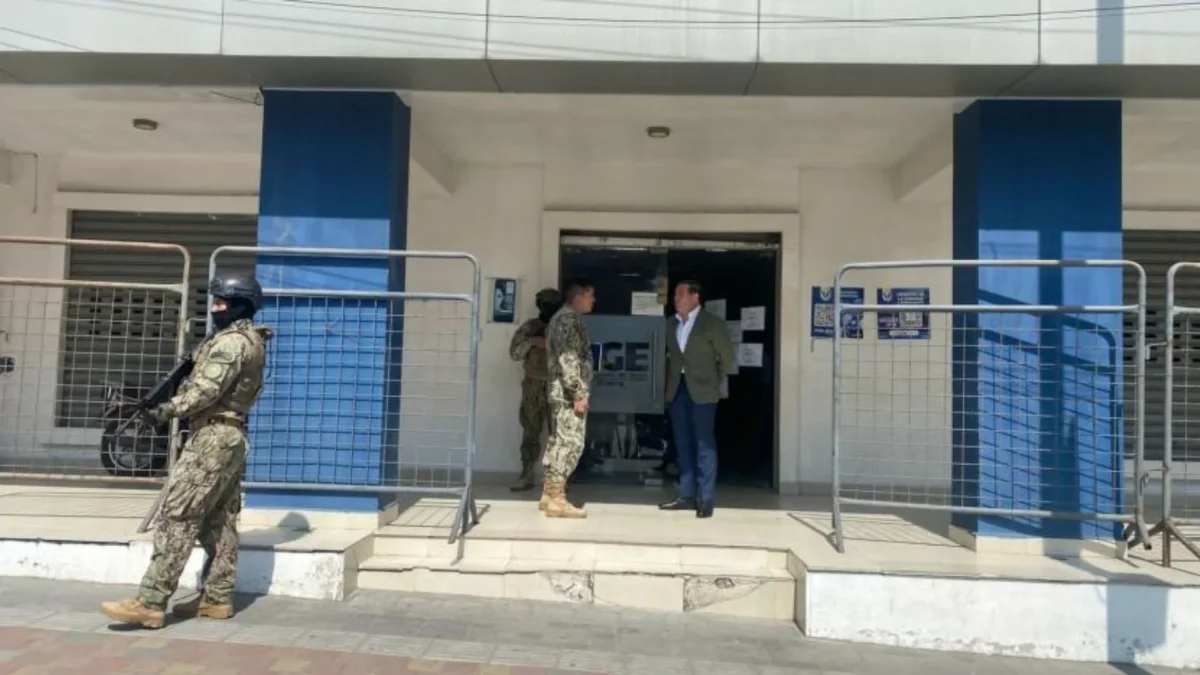 Policía allana Fiscalía en Manta, 26 mayo, tras asesinato de dos secretarios a 100 metros.