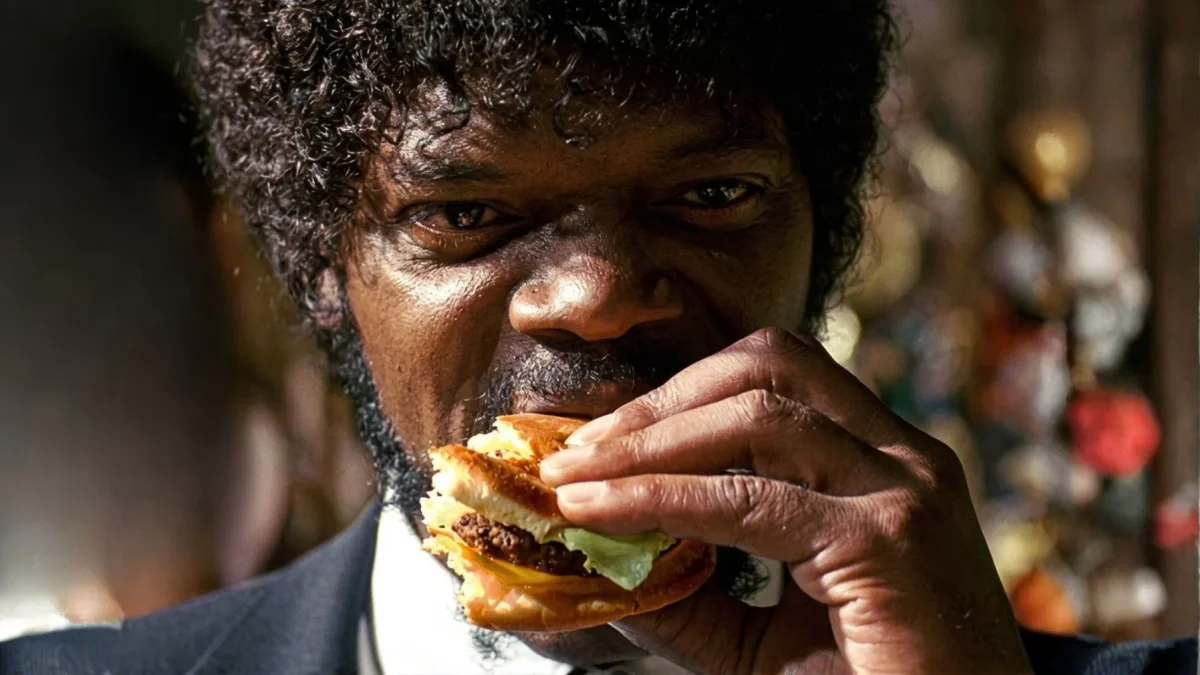 En esta escena aparentemente insignficante de Pulp Fiction, Jules (Samuel L. Jackson) come una hamburguesa y el gesto eleva la intensidad de ese momento.