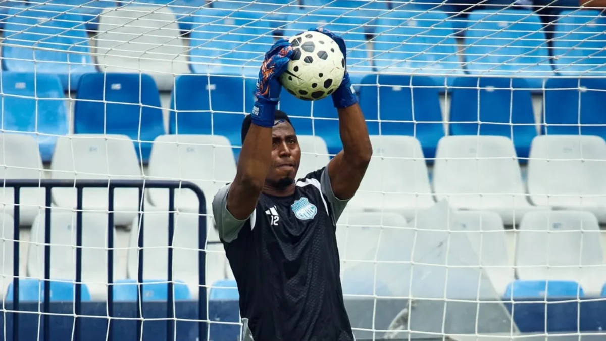 El portero de Emelec, Pedro Ortiz, durante los trabajos de preparación en Guayaquil.