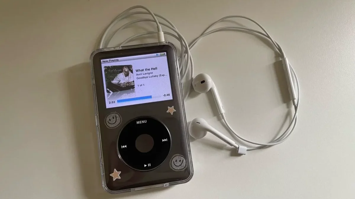 Apple lanzó el primer iPod el 23 de octubre de 2001 bajo el famoso eslogan de