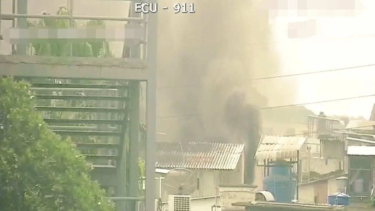 Imágenes del ECU911 muestran el humo saliendo de la vivienda en el sur de Guayaquil.