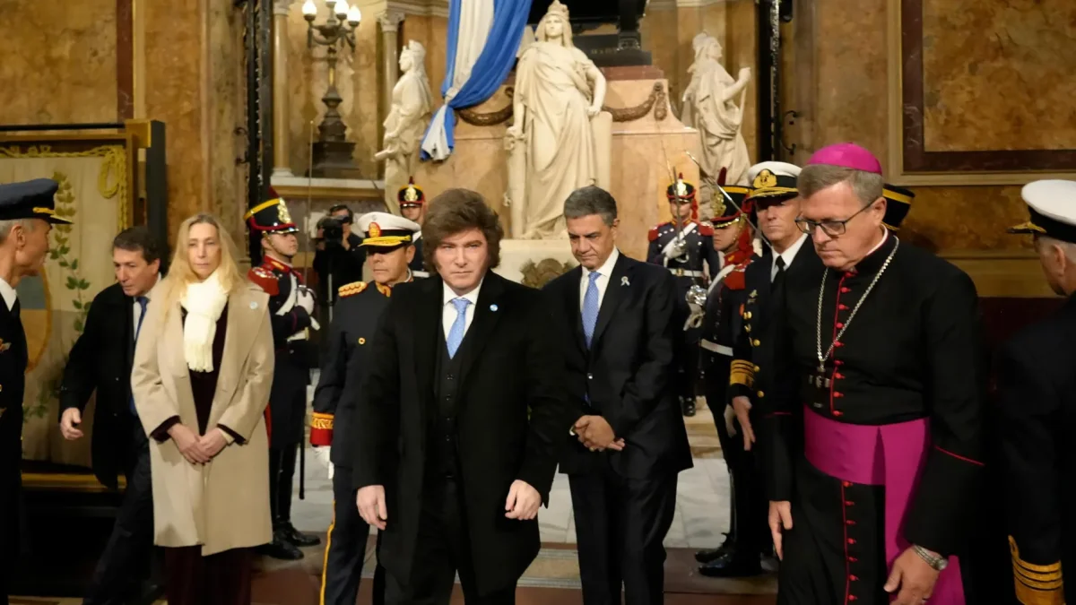 El presidente de Argentina, Javier Milei (c), participa en una ceremonia para conmemorar el 215 aniversario de la Revolución de Mayo de 1810, en Buenos Aires (Argentina).