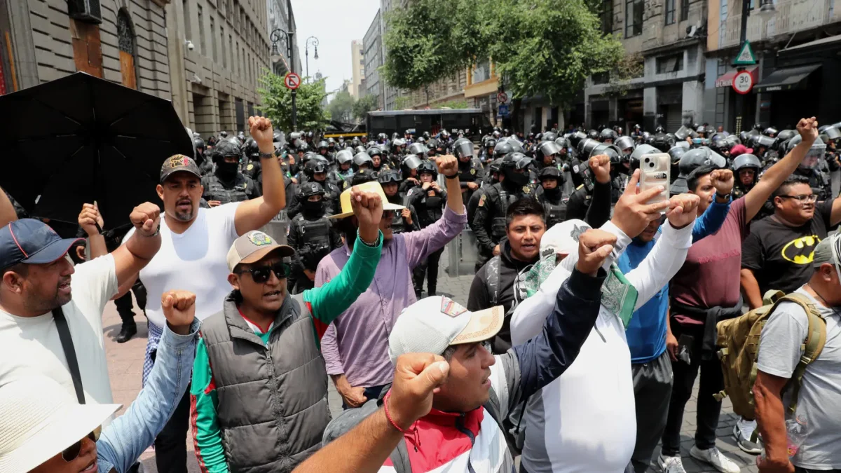 Ola de protestas en el Zócalo de CDMX: Maestros amenazan con paro durante el Mundial 2026