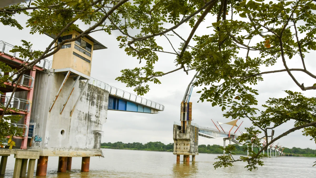 El puente Santay–Durán permanece cerrado y sin señales visibles de recuperación, cinco años después del impacto que lo dejó fuera de servicio.