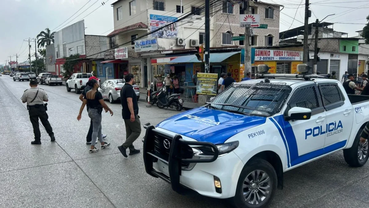 Policías cercaron la escena del ataque armado registrado la tarde de este 26 de mayo en la av. Francisco de Orellana, frente a un centro comercial del norte de Guayaquil.