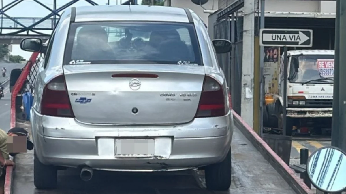 Personal de la ATM trasladó en grúa al vehículo retenido por acumular más de $31.000 en multas de tránsito.