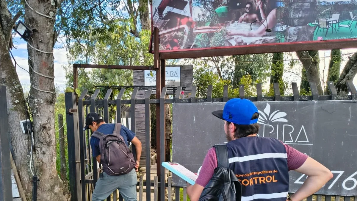 Clausura de glampings en Puembo por parte de la AMC en zona de riesgo junto a la quebrada El Chiche.