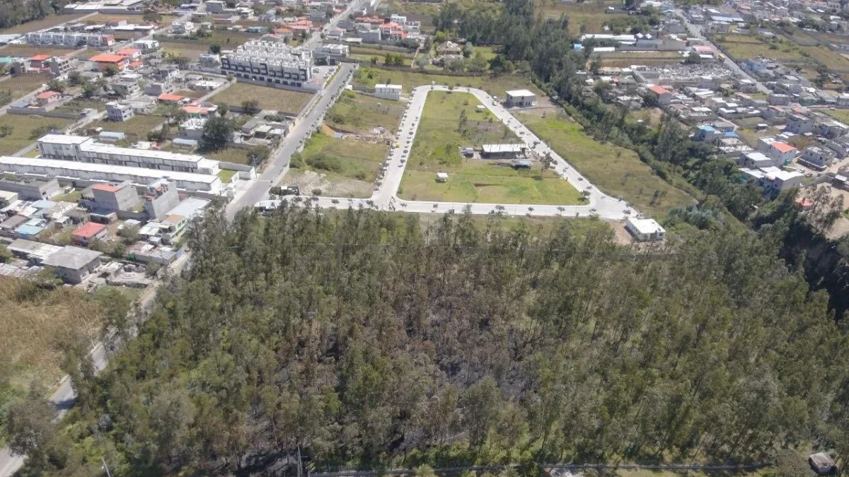 Se registró una quema de desechos en el sector de Llano Chico, norte de Quito.