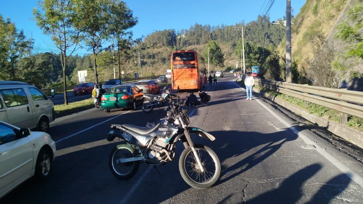 El choque entre la motocicleta y el automóvil ocurrió en la avenida Simón Bolívar, a la altura de Zambiza.