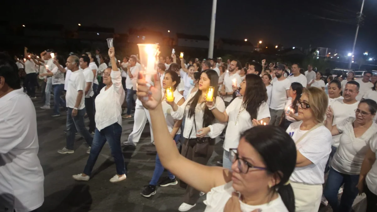 Los residentes usaron velas y linternas para exigir paz.