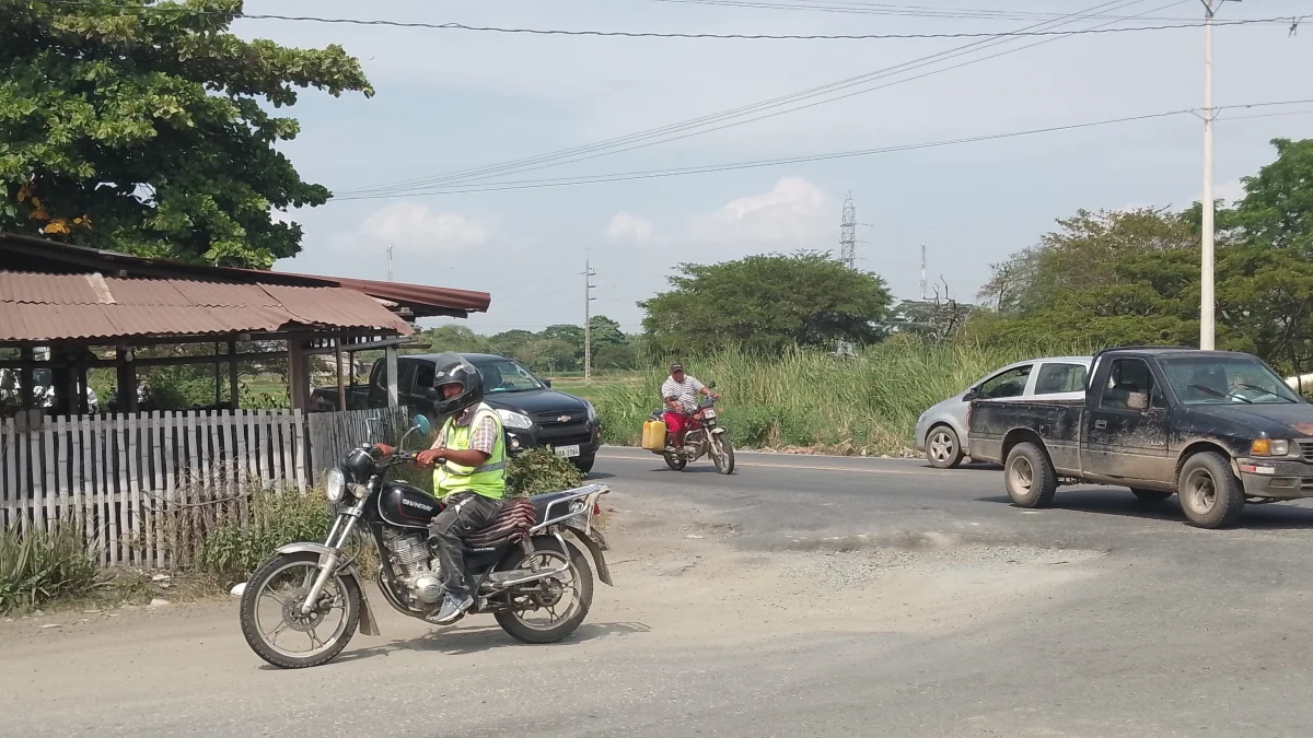 Huecos y abandono paralizan a mototaxistas en la vía hacia El Laurel, en Daule