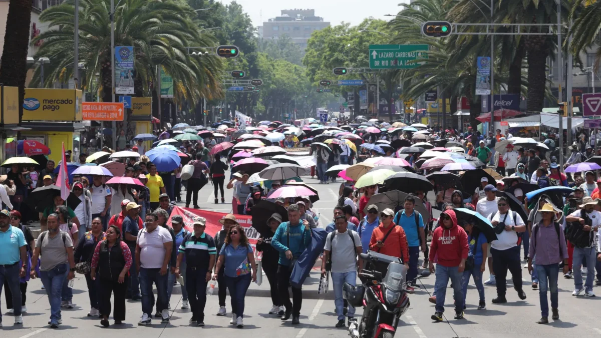 Personas participan en una manifestación de la Coordinadora Nacional de Trabajadores de la Educación (CNTE) este martes, en Ciudad de México (México).