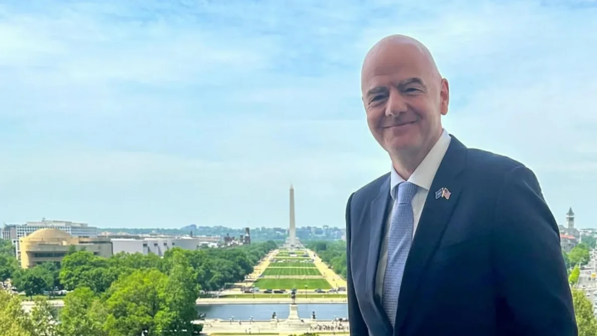 Gianni Infantino, presidente de la FIFA, dialogó con representantes durante una visita al estadio MetLife, sede de la final del Mundial 2026.