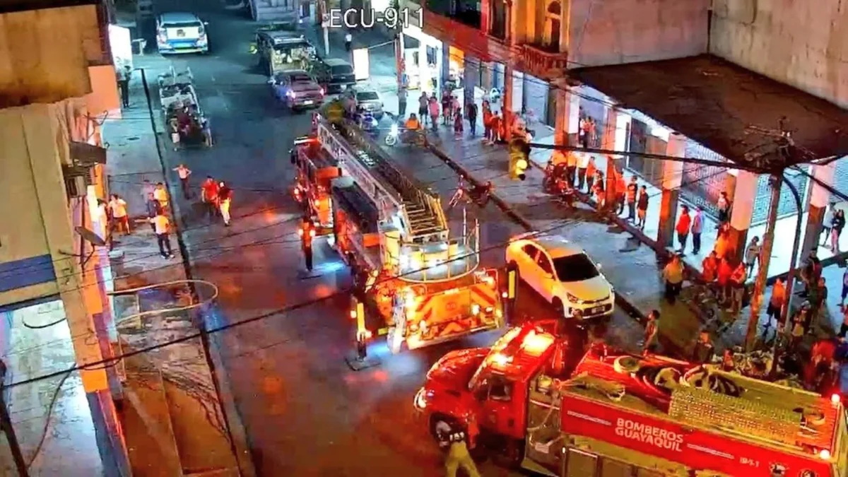 Emergencia en el centro de Guayaquil: Un incendio en bodega genera preocupación