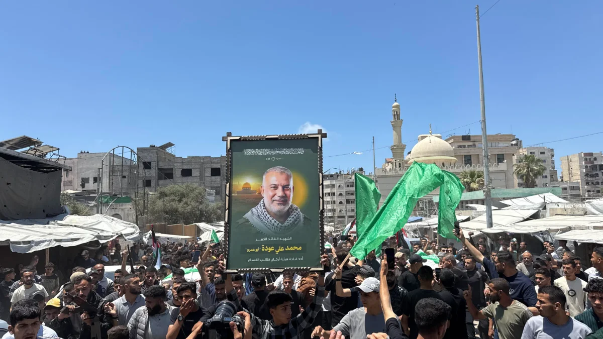 Gazatíes asisten este miércoles al funeral de Mohammed Odeh, jefe militar del grupo islamista Hamás.