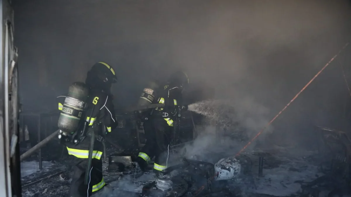 El local de motocicletas quedó reducido a escombros tras el incendio en la av. América y Llallement.