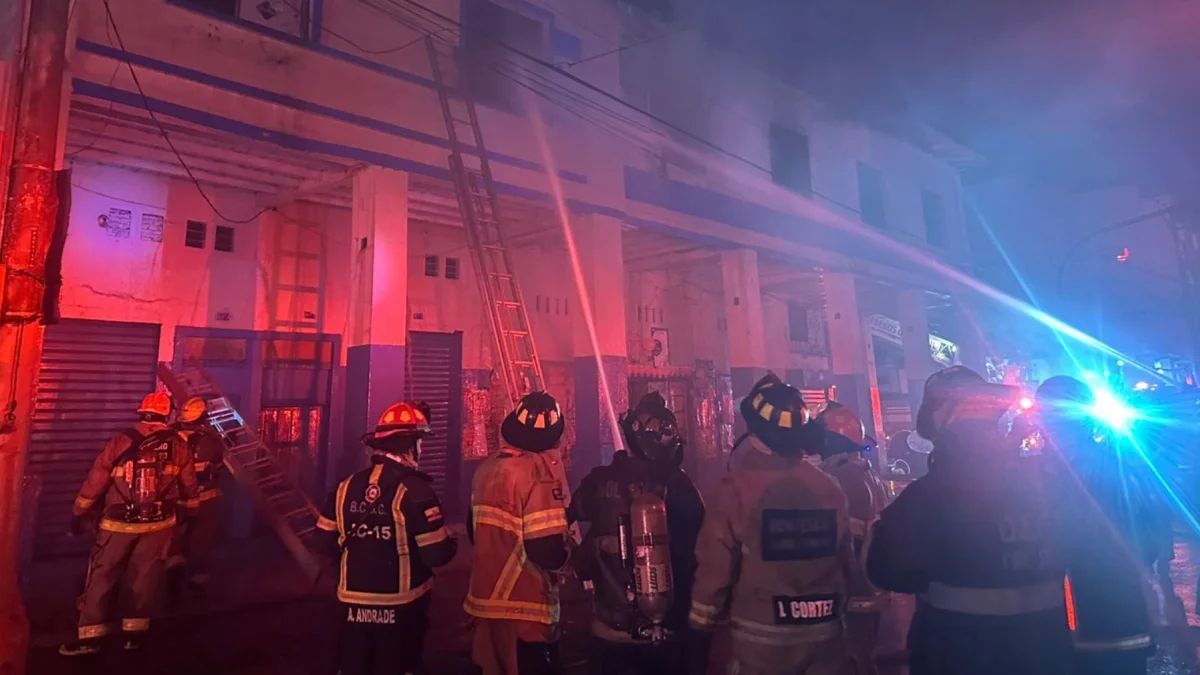 Incendio en bodega clandestina movilizó a 100 bomberos en Guayaquil