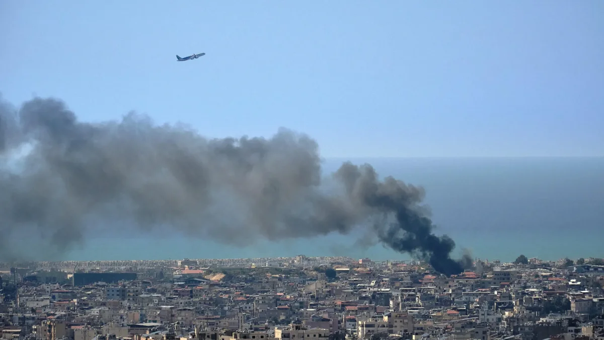 Un avión de la compañía libanesa Middle East Airlines sobrevuela Beirut tel pasado 17 de marzo durante el inicio de la ofensiva aérea por parte de Israel en los suburbios delsur de la ciudad.
