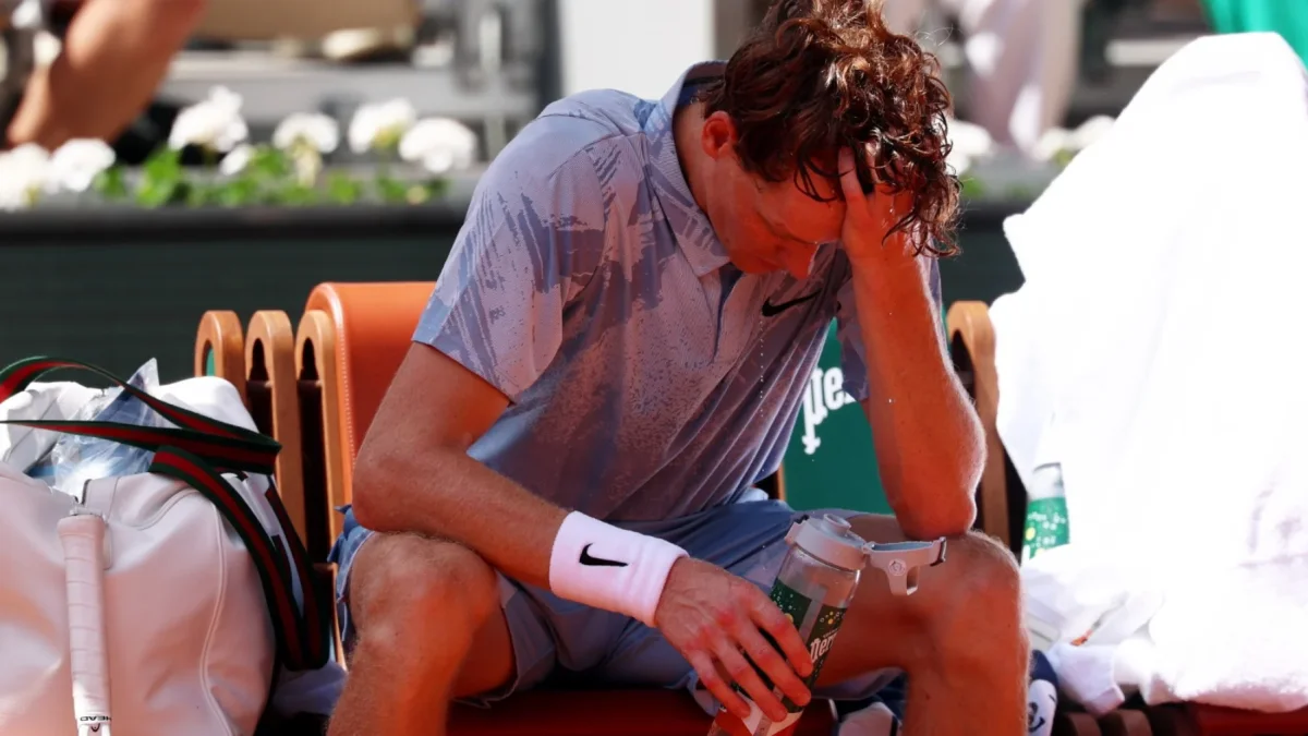 Jannik Sinner, desgastado y al borde de sus fuerzas en Roland Garros.