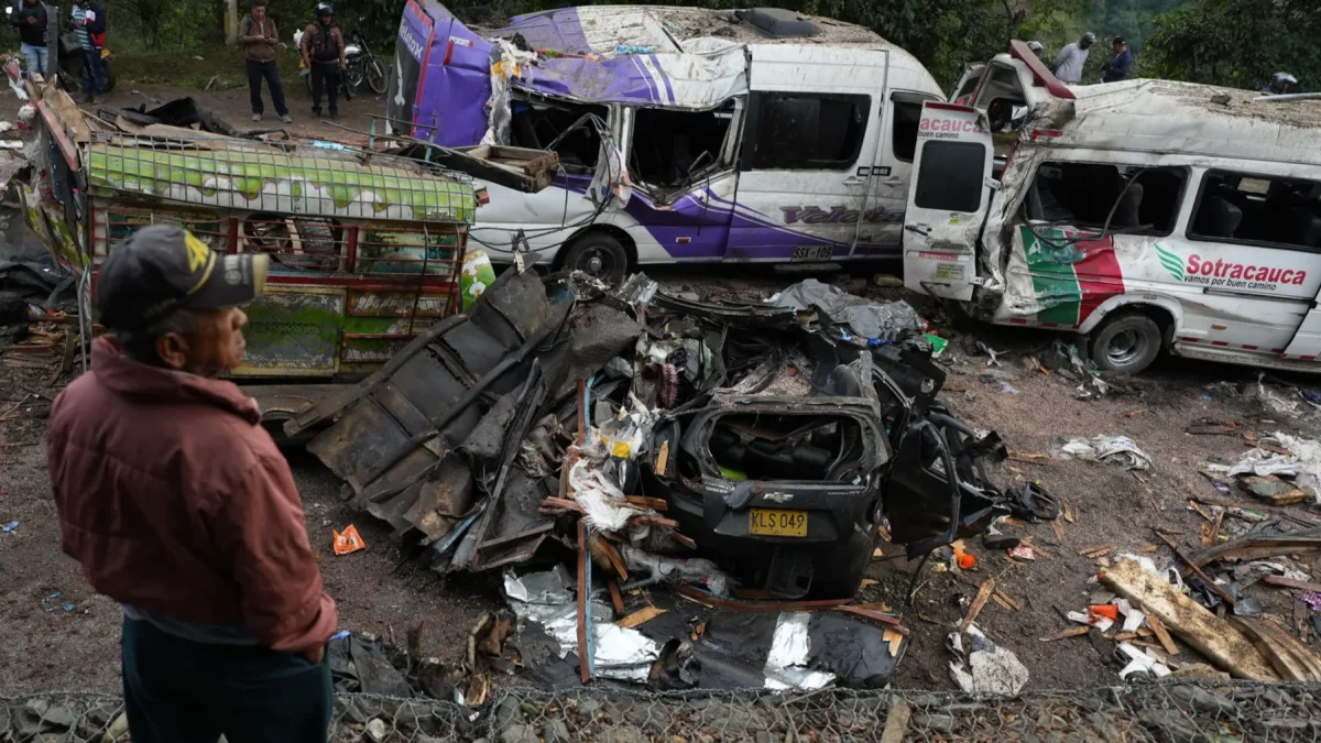 Vehículos destruidos por un atentado ocurrido en la Vía Panamericana, el pasado 26 de abril de 2026 en Cajibío (Colombia).