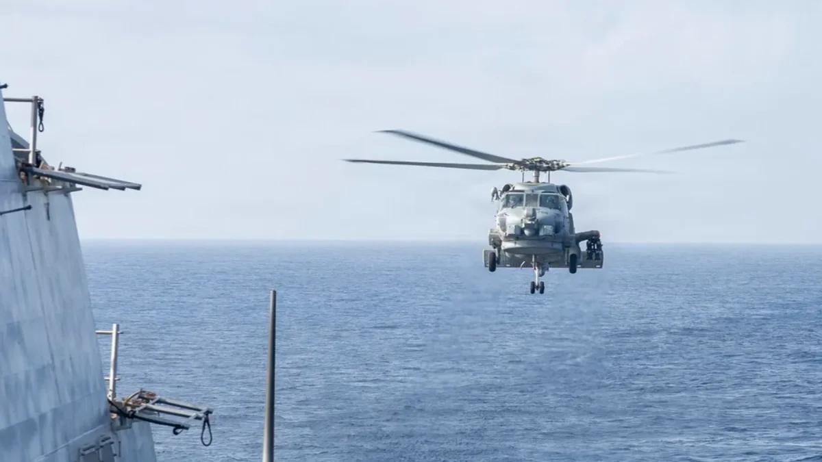 Un helicóptero MH-60R Sea Hawk se acerca al USS Delbert D. Black (DDG 119) después de patrullar el mar Arábigo en apoyo al bloqueo de Estados Unidos contra Irán.