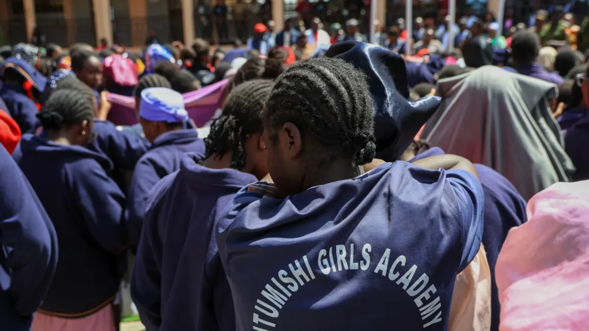 Estudiantes y padres se reúnen en la Academia Femenina Utumishi tras un incendio mortal en Nakuru,Kenia, el 28 de mayo de 2026.