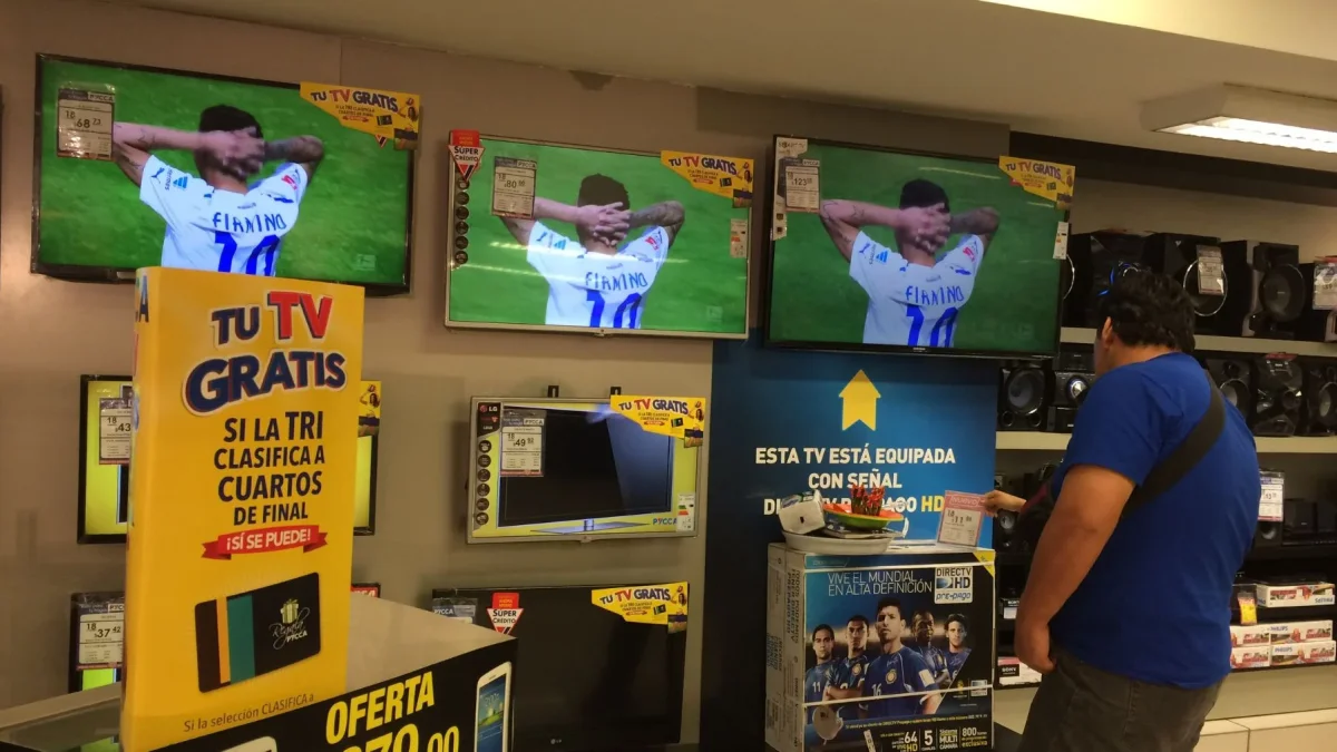 Los ecuatorianos que no viajan al Mundial no se salvan de gastar. Entre la televisión nueva, la camiseta oficial y la comida, incurren en gastos inesperados y rara vez presupuestados.