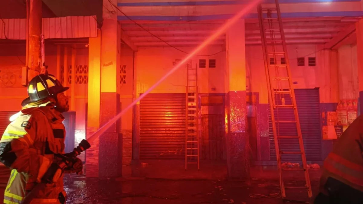 Más de 300 bomberos y 46 unidades trabajaron durante horas para controlar el incendio registrado en la calle José de Antepara, la noche del 27 de mayo.