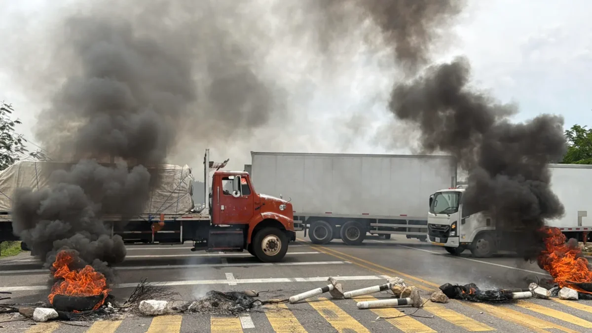 Llantas incendiadas durante un bloqueo con camiones de la Coordinadora Nacional de Trabajadores de la Educación (CNTE) en Villa de Mitla en Oaxaca (México).
